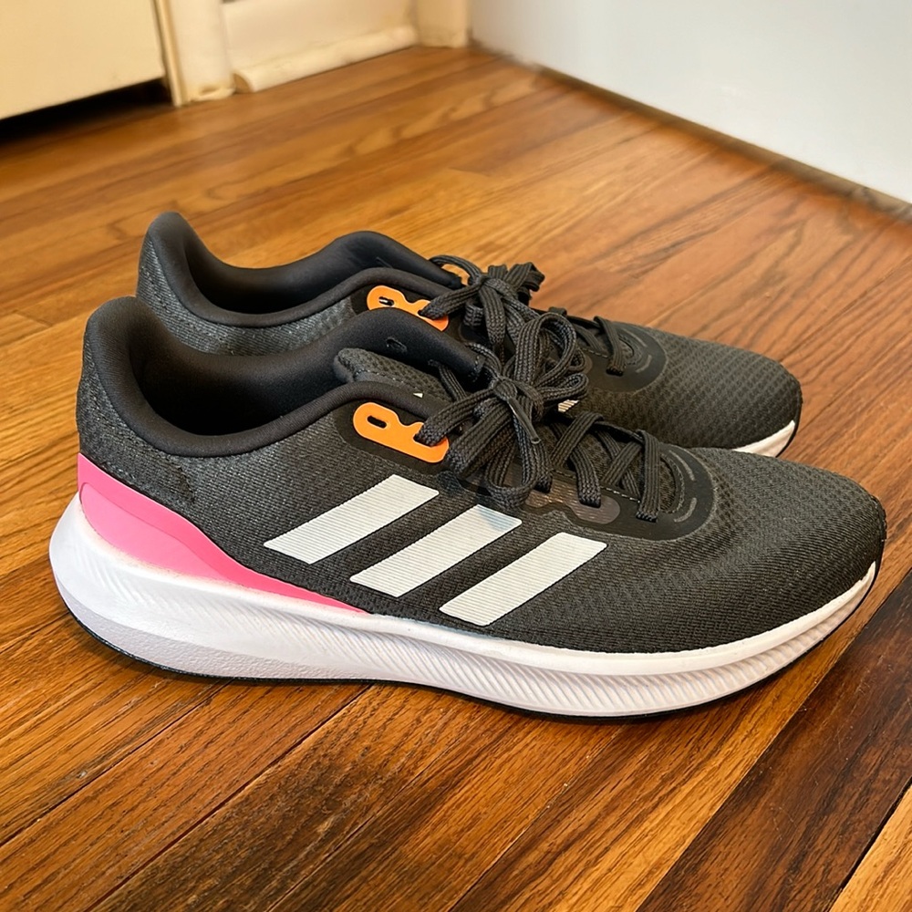 Like new! Adidas cloud foam tennis shoes